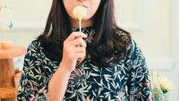 Asli Yogyakarta, Yossy tak hanya memiliki paras cantik tapi juga manis khas orang Jawa. Ia juga terlihat imut saat berpose dengan lolipop. Foto: Instagram @yossykartikaas