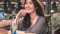Yossy Kartika juga mengaku kalau berjualan gorengan itu ia lakukan untuk membantu sang ibu. Dulunya dia pernah bekerja di salah satu klinik kecantikan yang ada di Yogyakarta. Ia juga gemar jalan-jalan dan menikmati makanan enak, seperti smoothies bowl ini. Foto: Instagram @yossykartikaas