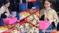 Sosok Yossy Kartika viral di media sosial karena paras cantiknya memikat perhatian banyak pembeli saat berjualan gorengan. Gorengan Cah Ayu tersebut berlokasi di kawasan Jalan Kaliurang KM. 7 tepatnya di lapak Warung SGPC dan Sop Daging Pak Bari Jalan Kaliurang (Jakal). Gorengan yang ia jual harganya Rp 2.000 untuk 3 buah. Foto: Instagram @yossykartikaas