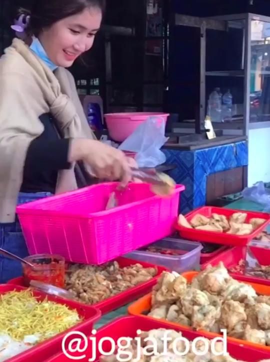 Penjual Gorengan Cantik, Yossy Kartika