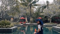 Tak hanya berpose saja, pasti Yossy ditemani dengan beragam makanan lezat. Ada dessert cantik dan jus segar di tangannya. Foto: Instagram @yossykartikaas