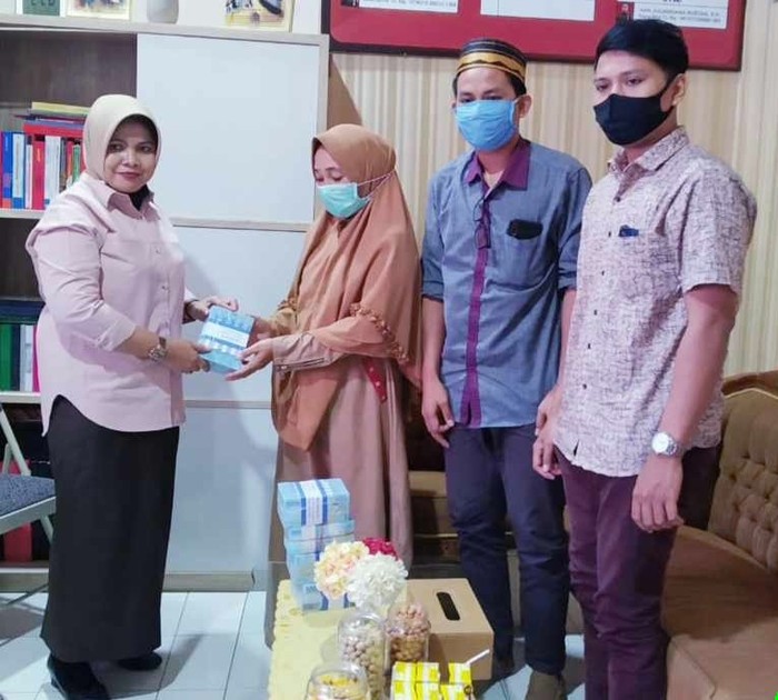 Pihak keluarga terdakwa kasus dugaan korupsi dana PAUD Bone, Masdar, mengembalikan kerugian negara sebesar Rp 250 juta (Zulkifli Nasir/detikcom)