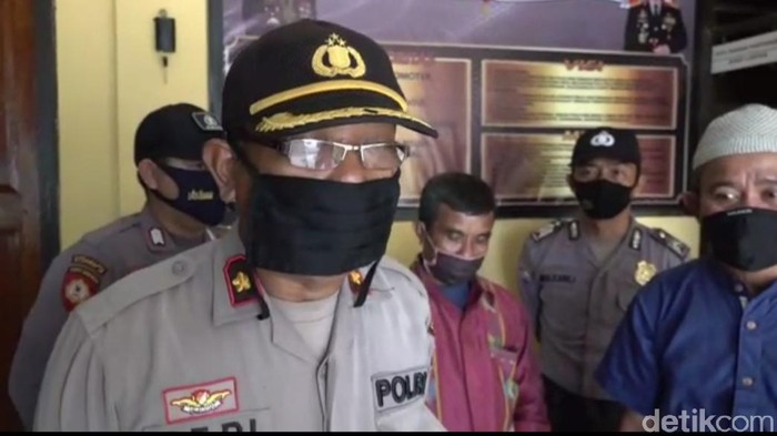 Polisi menangkap penjaga sekolah karena membacok siswa. Pelaku mengaku kesal karena hampir ditabrak (Sitti Harlina/detikcom)