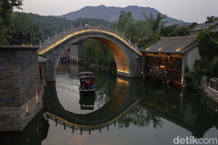 Potret Pariwisata di Beijing yang Mulai Dibuka Visitors visit the ancient village in Gubei Water Town, a popular tourist spot in Beijing, Tuesday, June 9, 2020. With declining virus case numbers, many tourism places and businesses in the capital city are gradually open to visitors and residents go about their usual activities. (AP Photo/Andy Wong)