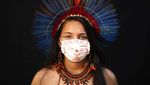 Potret Suku-suku di Brasil Pakai Pakaian Tradisional dan Masker