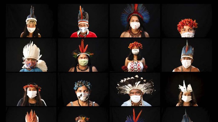 Potret Suku-suku di Brasil Pakai Pakaian Tradisional dan Masker Sonia Vilacio, 46, of the SaterΓ© MawΓ© indigenous ethnic group, poses for a portrait wearing the traditional dress of her tribe and a face mask amid the spread of the new coronavirus in Manaus, Brazil, Wednesday, May 27, 2020. The new coronavirus has hit SΓ΄nia Vilacio twice: when tourists disappeared from Manaus and she was left without an income from selling arts and crafts, and soon after when she fell ill with a fever, shortness of breath, and a cough, telltale signs of COVID-19. (AP Photo/Felipe Dana)