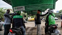 Seperti diketahui, sejak Senin (8/6/2020) lalu, driver ojek online kembali diizinkan untuk mengangkut penumpang. Meski begitu sejumlah protokol kesehatan wajib diterapkan guna mencegah penyebaran virus Corona.