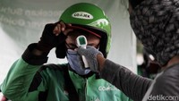  Penyedia layanan ojek online pun membuka layanan pemeriksaan suhu tubuh hingga penyediaan masker bagi para driver online tersebut sebagai salah satu upaya menuju fase kenormalan baru (new normal) di tengah pandemi COVID-19.
