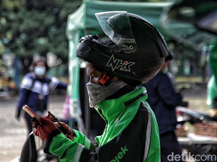 Penerapan protokol kesehatan juga dilaksanakan oleh para driver ojek online. Protokol kesehatan itu wajib diterapkan guna mencegah COVID-19.
