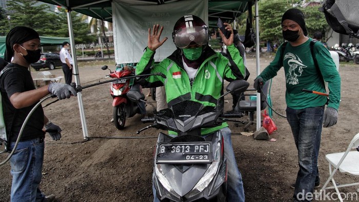 Penerapan protokol kesehatan juga dilaksanakan oleh para driver ojek online. Protokol kesehatan itu wajib diterapkan guna mencegah COVID-19.