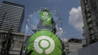 Seperti diketahui, driver ojek online kembali diizinkan untuk mengangkut penumpang sejak Senin (8/6/2020) lalu. Meski begitu, ada sejumlah protokol kesehatan yang wajib diterapkan guna mencegah penyebaran virus Corona, salah satunya dengan memasang separator atau partisi. Antara Foto/Galih Pradipta.