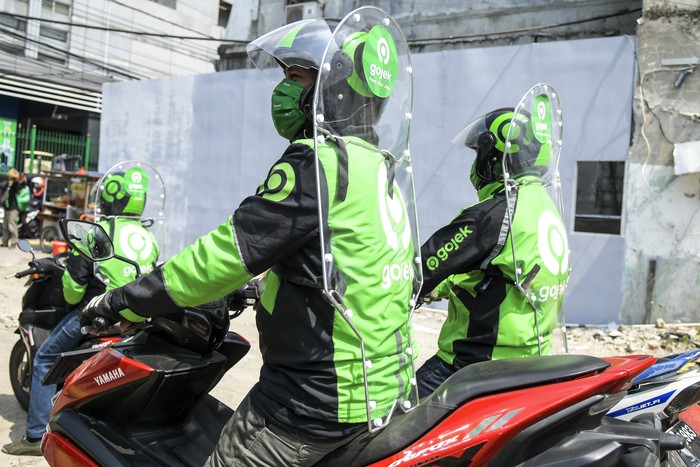 Driver ojol kembali diizinkan angkut penumpang. Meski begitu, protokol kesehatan tetap wajib dilaksanakan salah satunya dengan memasang separator atau sekat.