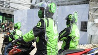 Gojek sebagai salah satu aplikator transportasi online pun berencana memasang partisi atau penyekat ojol hingga 15 ribu partisi di 16 kota utama. Tak hanya ojol, partisi itu pun akan dipasang di taksi online. Antara Foto/Galih Pradipta.