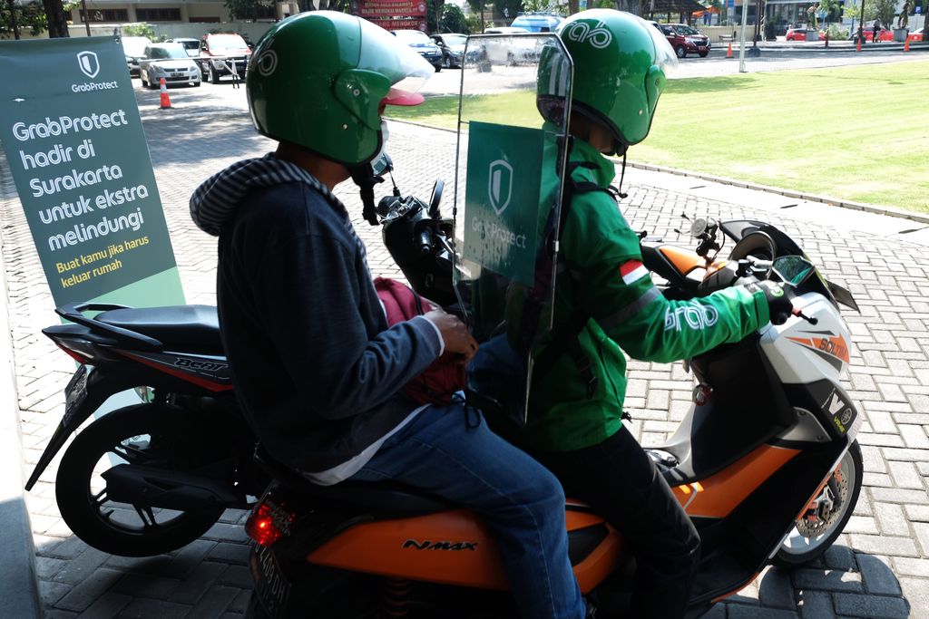 Driver ojol kembali diizinkan angkut penumpang. Meski begitu, protokol kesehatan tetap wajib dilaksanakan salah satunya dengan memasang separator atau sekat.