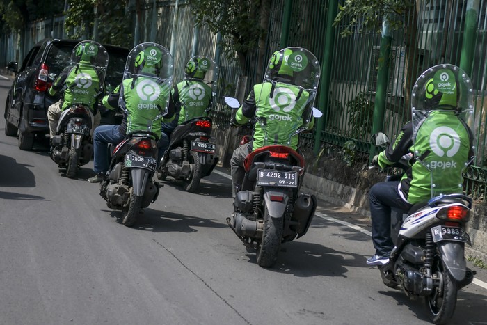 Driver ojol kembali diizinkan angkut penumpang. Meski begitu, protokol kesehatan tetap wajib dilaksanakan salah satunya dengan memasang separator atau sekat.