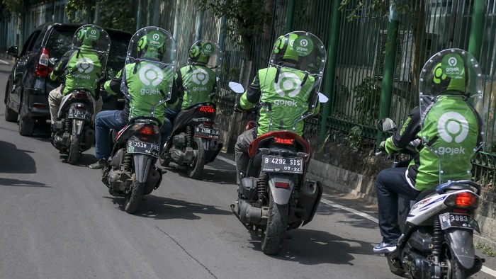 Driver ojol kembali diizinkan angkut penumpang. Meski begitu, protokol kesehatan tetap wajib dilaksanakan salah satunya dengan memasang separator atau sekat.