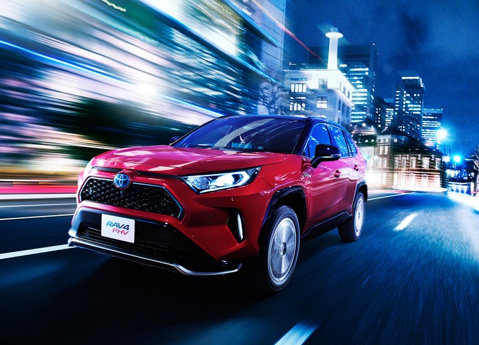 RAV4 PHV meluncur