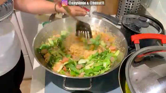 Reaksi cowok mancanegara cicip seblak habanero