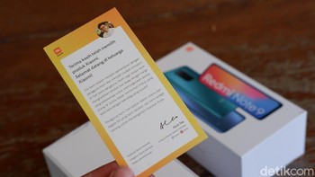 Setiap membuka kemasan ponsel Xioami langsung disambut oleh surat dari Country Director Xiaomi Indonesia Alvin Tse. Foto: Adi Fida Rahman/detikINET
