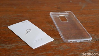 Xiaomi memberikan case silikon transparan, petunjuk penggunaan dan pembuka slot SIM card. Foto: Adi Fida Rahman/detikINET 