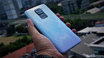 Varian yang diunboxing berwarna Polar White. Foto: Adi Fida Rahman/detikINET 