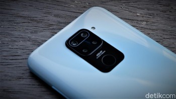 Selain sensor sidik jari, terdapat empat kamera yang menghiasi bagian belakang Redmi Note 9. Foto: Adi Fida Rahman/detikINET 