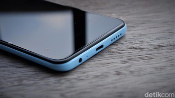 Bagian bawah terdapat port USB Type C dan jack audio 3,5 mm. Foto: Adi Fida Rahman/detikINET