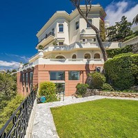 Kamar tidur utama pada bangunan ini dilengkapi dengan dua kamar mandi dan terletak di lantai paling atas. Kamar utama tersebut bisa diakses melalui lift pribadi. (Foto: Knight Frank Cap Ferrat/ Daily Mail)