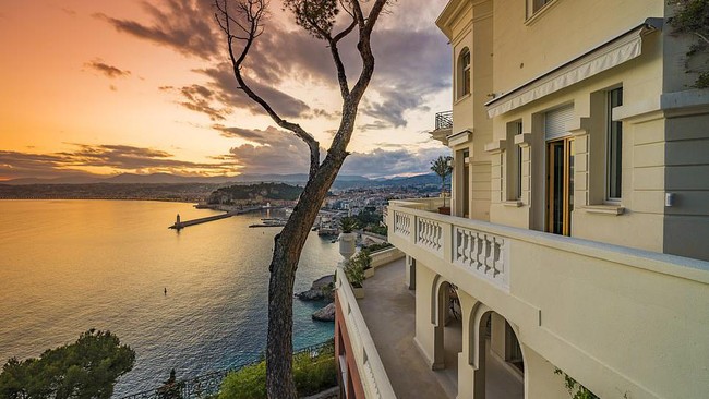 Connery yang merupakan aktor James Bond saat ini tinggal di Bahama bersama sang istri. Namun sebelumnya Connery dan Roquebrune tinggal di rumah mewah Cap de Nice. Hingga saat ini, penduduk setempat masih menyebut rumah mewah tersebut dengan sebutan rumah Sean Connery. (Foto: Knight Frank Cap Ferrat/ Daily Mail)