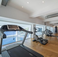 Selain kolam renang, fasilitas gym juga tersedia di rumah mewah ini. Kamu bisa berolahraga sambil menikmati pemandangan laut dari dalam rumah mewah bergaya retro ini. Keren bukan? (Foto: Knight Frank Cap Ferrat/ Daily Mail)