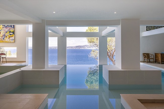 Fasilitas spa juga tersedia di dalam rumah yang memiliki banyak jendela-jendela besar ini. Rumah mewah ini dipasarkan oleh agen real estate Knight Frank Cap Ferrat. (Foto: Knight Frank Cap Ferrat/ Daily Mail)