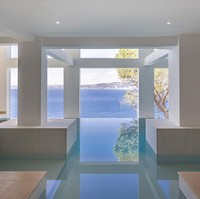 Fasilitas spa juga tersedia di dalam rumah yang memiliki banyak jendela-jendela besar ini. Rumah mewah ini dipasarkan oleh agen real estate Knight Frank Cap Ferrat. (Foto: Knight Frank Cap Ferrat/ Daily Mail)