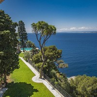 Rumah besar ini memiliki luas 1000 meter persegi dan lahan yang terbentang hingga 5000 meter persegi. Villa ini juga dilengkapi dengan beberapa fasilitas penunjang, salah satunya adalah kolam renang. (Foto: Knight Frank Cap Ferrat/ Daily Mail)