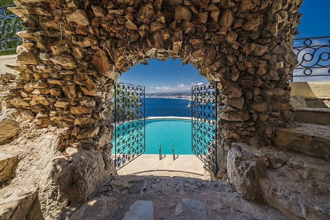 Di bagian pintu masuk rumah mewah yang elegan ini kamu bisa menemukan tangga bergaya Belle Epoque dan lift yang dihiasi dengan bunga-bunga yang terbuat dari besi tempa. Tempat ini sangat cocok bagi orang-orang yang menyukai keanggunan. (Foto: Knight Frank Cap Ferrat/ Daily Mail)