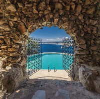 Di bagian pintu masuk rumah mewah yang elegan ini kamu bisa menemukan tangga bergaya Belle Epoque dan lift yang dihiasi dengan bunga-bunga yang terbuat dari besi tempa. Tempat ini sangat cocok bagi orang-orang yang menyukai keanggunan. (Foto: Knight Frank Cap Ferrat/ Daily Mail)