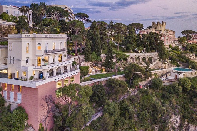 Rumah mewah yang pernah menjadi lokasi syuting film James Bond: Never Say Never resmi dijual dengan harga sekitar 30 juta euro atau Rp 477 miliar. Rumah tepi laut itu terletak di perbukitan Cap de Nice dan menawarkan pemandangan pelabuhan Nice di French Riviera. (Foto: Knight Frank Cap Ferrat/ Daily Mail)