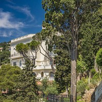 Jika dilihat, bagian luar villa juga tidak kalah menakjubkan dengan bagian dalamnya. Villa ini juga sudah direnovasi ulang untuk memperluas areanya dengan tambahan dua rumah tamu dan kolam infinity yang memungkinkanmu untuk menikmati pemandangan laut Mediterania. (Foto: Knight Frank Cap Ferrat/ Daily Mail)