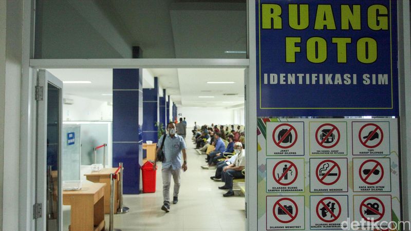 Seorang petugas tengah melayani warga yang ingin mengurus Surat Ijin Mengemudi (SIM) di Satpas Daan Mogot, Jakarta Barat, Rabu (10/6/2020). Saat pandemi Corona ini, pelayanan pembuatan SIM di Satpas menerapkan protokol kesehatan.