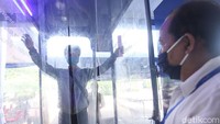 Saat pandemi Corona ini, pelayanan pembuatan SIM di Satpas menerapkan protokol kesehatan. Warga yang masuk gedung Satpas harus menjalani rangkaian pemeriksaan seperti disemprot disinfektran.