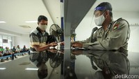 Saat pandemi Corona ini, Satpas Daan Mogot buka mulai pukul 07.00 WIB hingga 17.00 WIB.