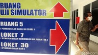Warga juga harus memakai masker selama proses pembuatan SIM.