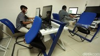 Physical distancing atau pembatasan fisik juga diterapkan di ruang uji simulator. Setiap warga yang melakukan uji simulator diberi jarak satu kursi.