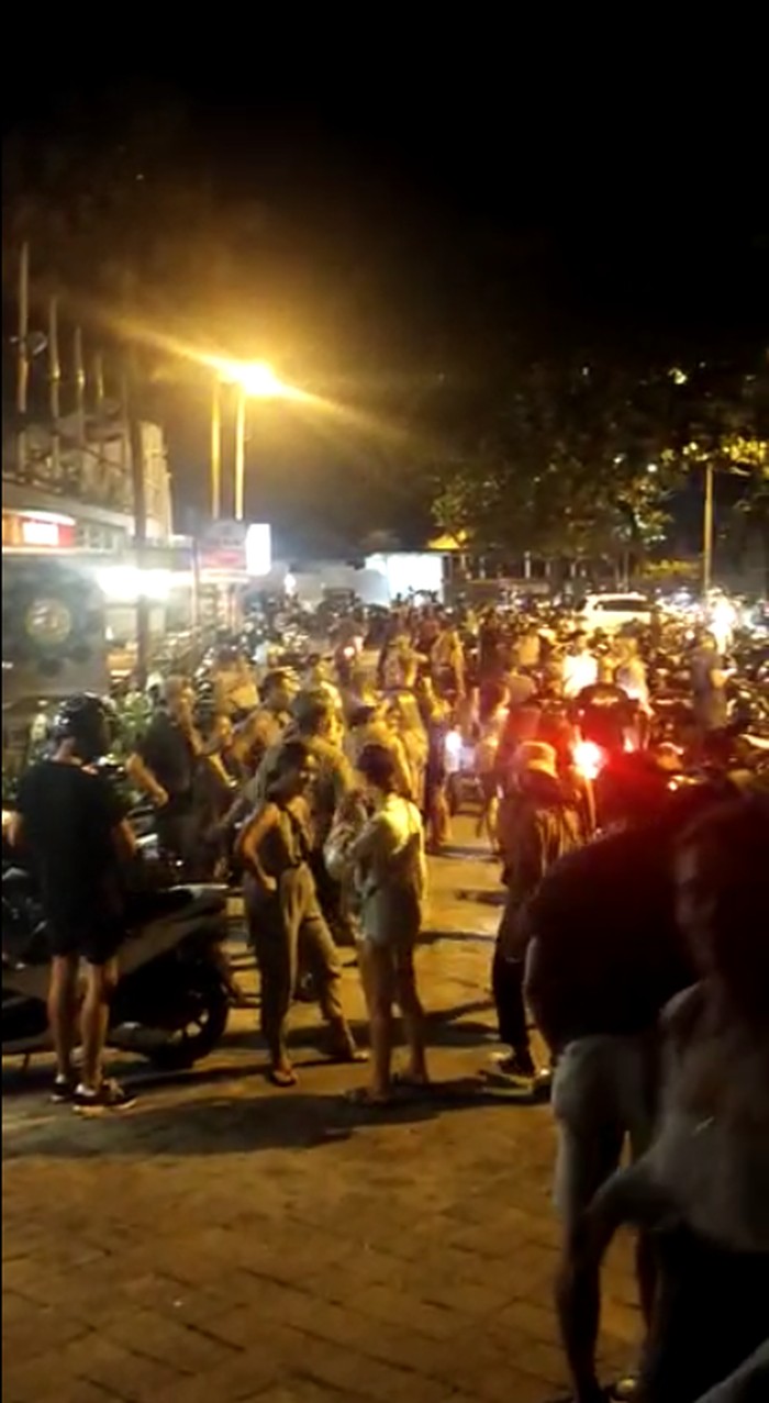 Sejumlah turis yang berkumpul di bar di Canggu, Kuta, Bali, dibubarkan karena abai terhadap protokol kesehatan (dok. Istimewa)