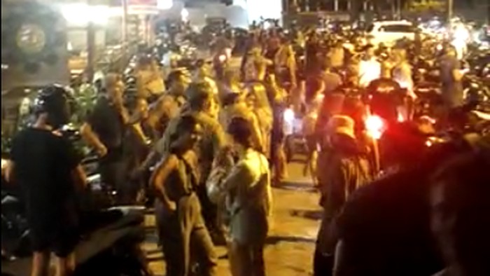 Sejumlah turis yang berkumpul di bar di Canggu, Kuta, Bali, dibubarkan karena abai terhadap protokol kesehatan (dok. Istimewa)