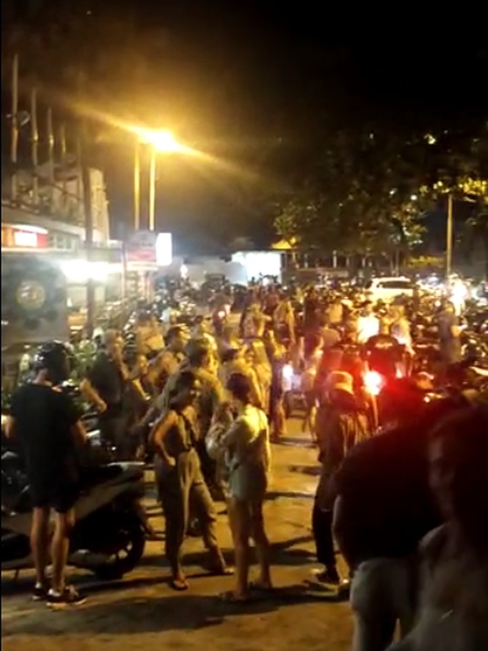 Sejumlah turis yang berkumpul di bar di Canggu, Kuta, Bali, dibubarkan karena abai terhadap protokol kesehatan (dok. Istimewa)