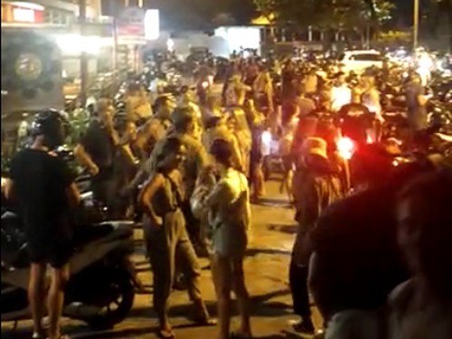 Sejumlah turis yang berkumpul di bar di Canggu, Kuta, Bali, dibubarkan karena abai terhadap protokol kesehatan (dok. Istimewa)