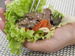 5 Fakta Ssam, Cara Membungkus Daging BBQ Korea dengan Daun Segar