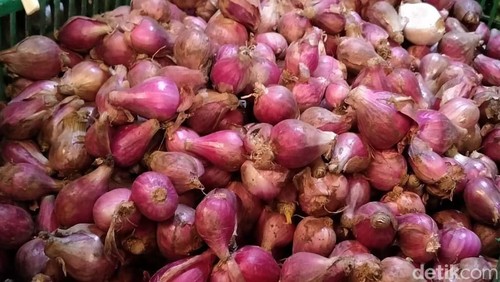 Selama kurun waktu April hingga Juni, harga bawang merah di Pekalongan belum juga turun. Harga bawang merah per kilogram (kg) masih bertahan di level Rp 52.000.