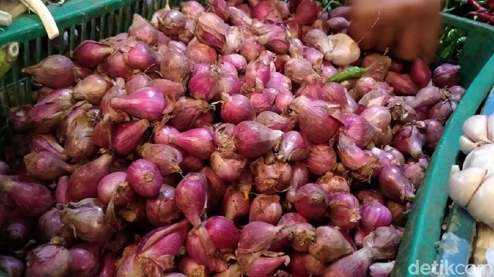 Sudah 2 Bulan, Harga Bawang Merah Belum Juga Turun Selama kurun waktu April hingga Juni, harga bawang merah di Pekalongan belum juga turun. Harga bawang merah per kilogram (kg) masih bertahan di level Rp 52.000.