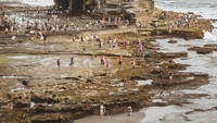 Tanah Lot tidak hanya memiliki dua pura, Pura Luhur Tanah Lot dan Pura Batu Bolong, tetapi banyak pura yang ada di sekitarnya. Isimewa/dok.tripcetera.com/Made Caesario on Unsplash  